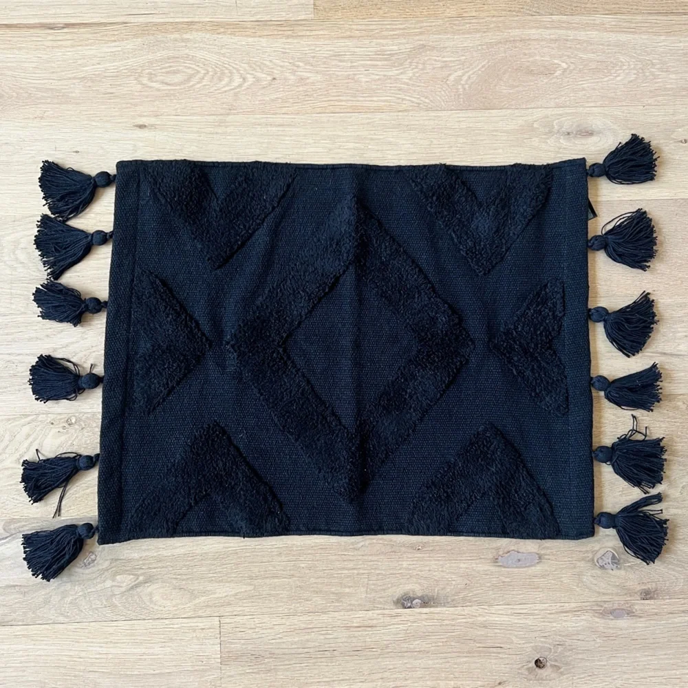 New H&M Home Black Tasselled bath mat Size: 18X24.